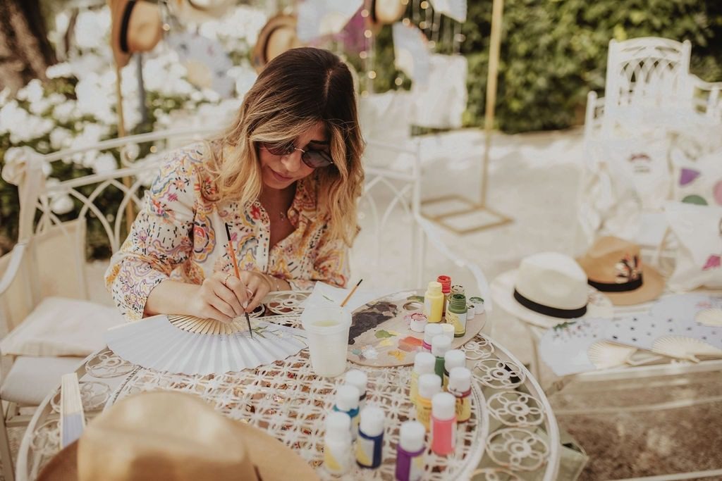 Ventaglio e accessori decorati a mano con motivi floreali e dettagli dorati