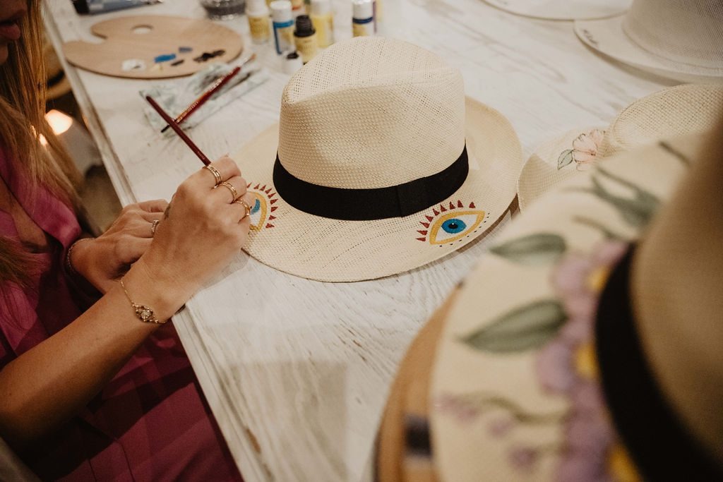 Artista mentre dipinge a mano un oggetto decorativo durante un matrimonio